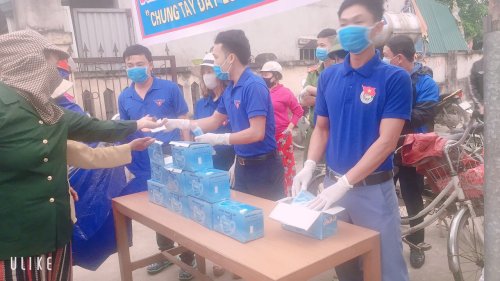 thanh niên xã Tượng Sơn phát khẩu trang tại cổng chợ.jpg