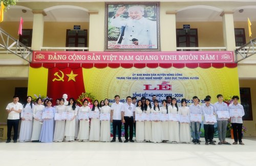 trao thương cho em các hoc sinh.jpg