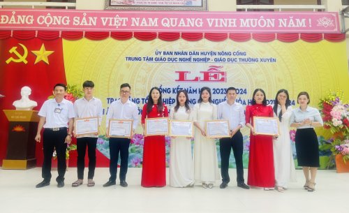 trao thuong cho tap the.jpg