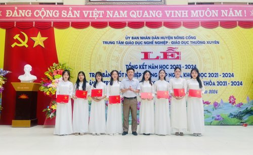 trao bang tot nghiep.jpg